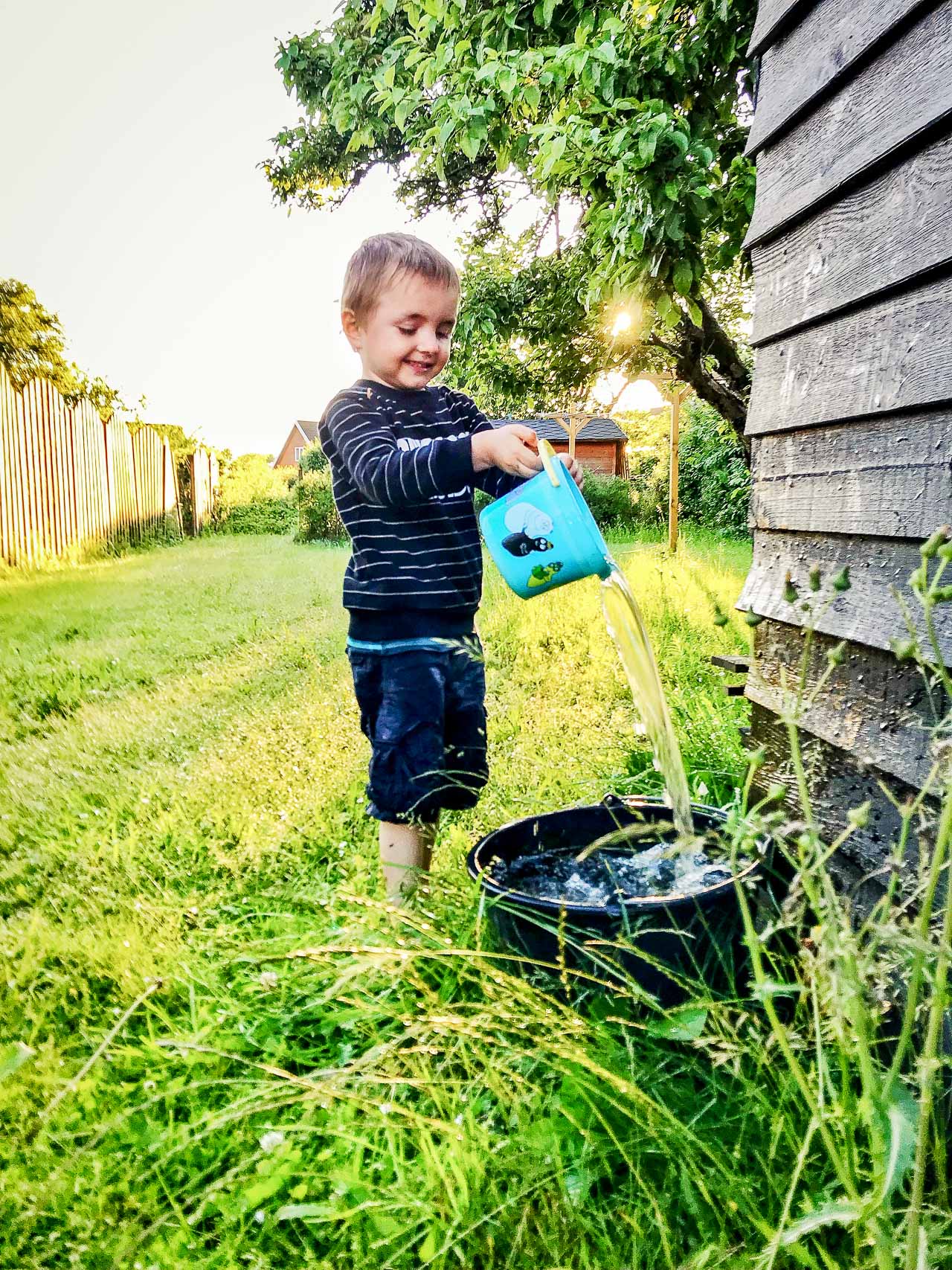 Børnefotograf med smil i øjet, hos os fotograferer vi børn i børnehøjde